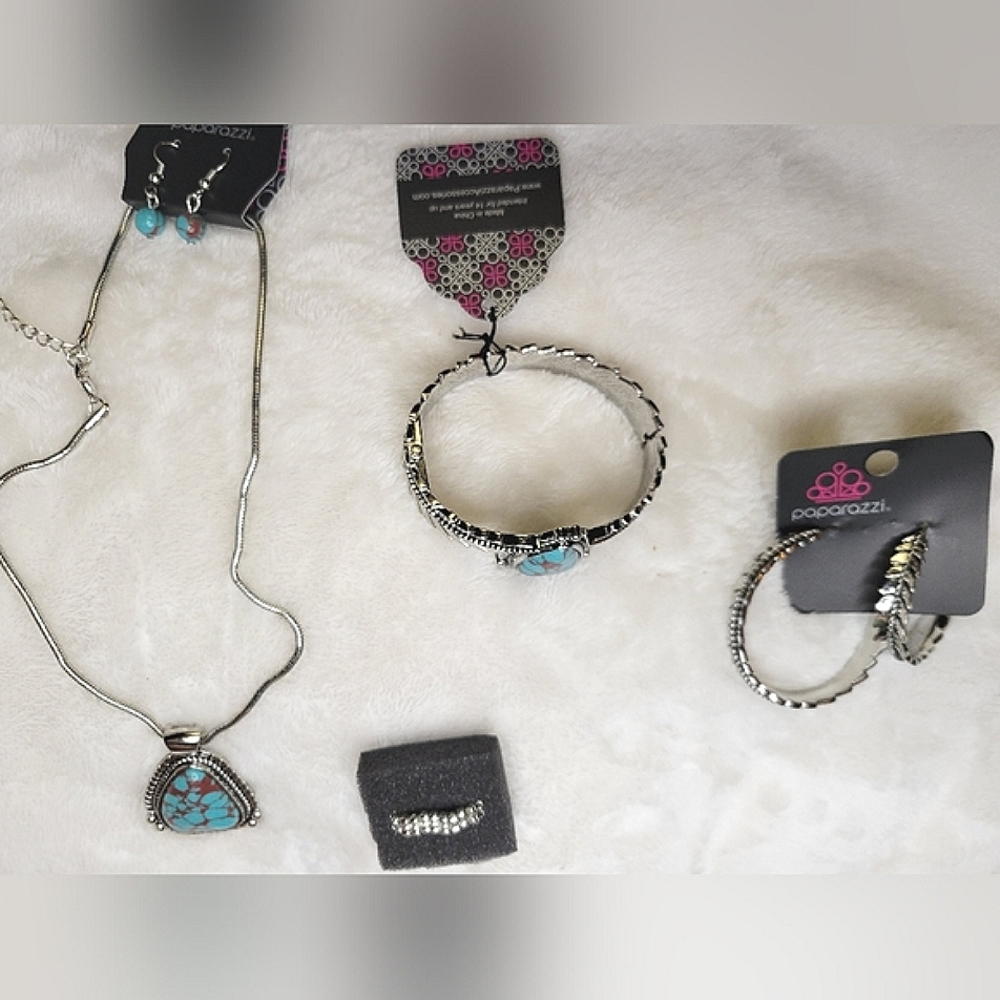 Faux Turquoise Santa Fe necklace set in Silver-toned